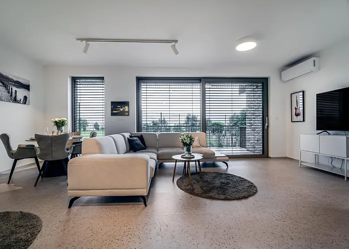 شقة Apartmanova Pod Stitmi
