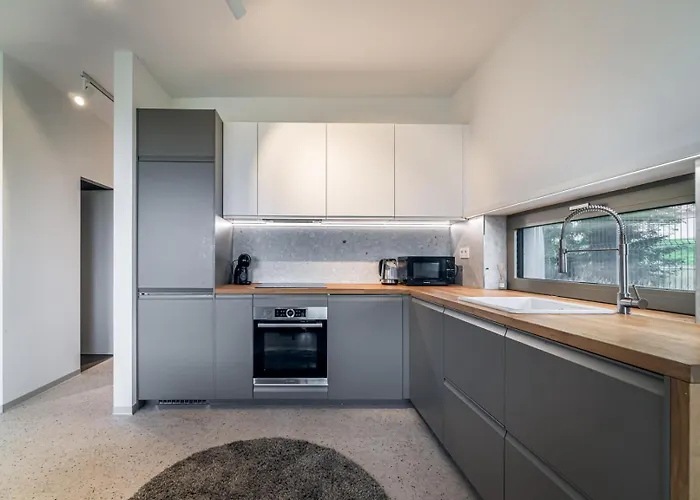 شقة Apartmanova Pod Stitmi